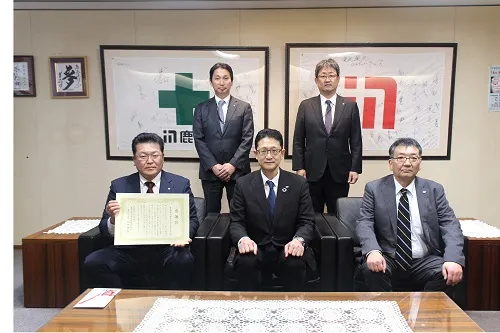 前列右からNEXCO東日本青森管理事務所三浦照史副所長、草薙政美所長、当社東北支店若佐太志工事課長代理、後列右から同支店明本守正プロジェクト推進部長、神品英夫土木部長