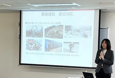 説明を行う鹿島社員