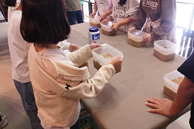 液状化現象の実験に取り組む様子