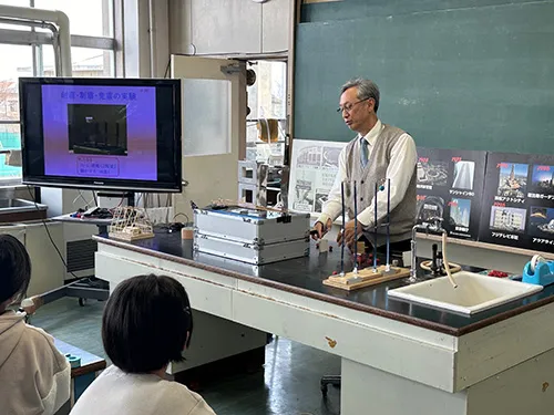 実験器具を用いて説明する講師