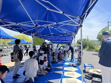 パーツを前に説明を聞く参加者