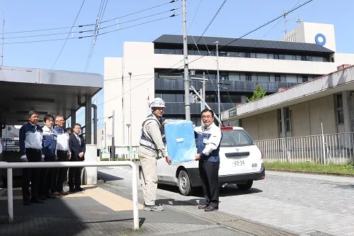 4月19日、二宮隆久大洲市長にブルーシートをお届け