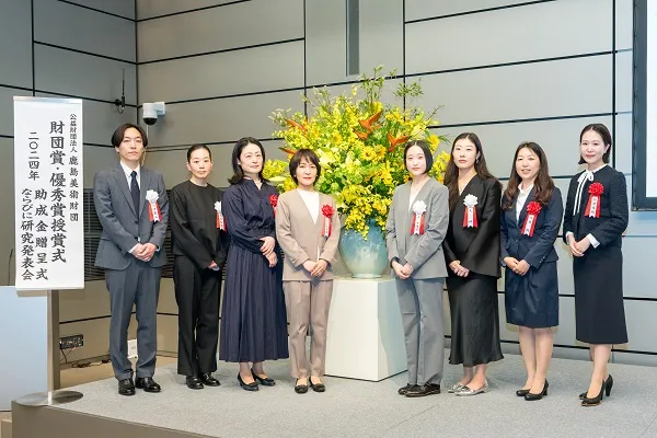 受賞者の集合写真。左から、請田義人氏、清水智世氏、加藤明子氏、山下真由美氏、森万由子氏、王姝氏、仲間絢氏、柿澤香穂氏