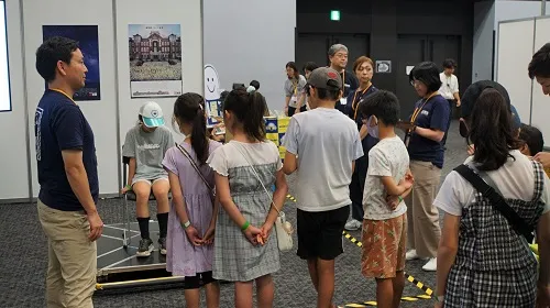 ポータ震を体験する子どもたち