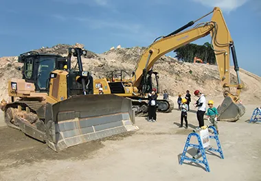 大きな建設機械を見る子どもたち（岡崎市阿知和地区工業団地造成事業）