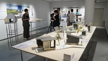 作品を説明する入選者