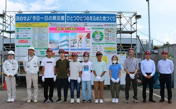 朝礼広場で記念撮影
