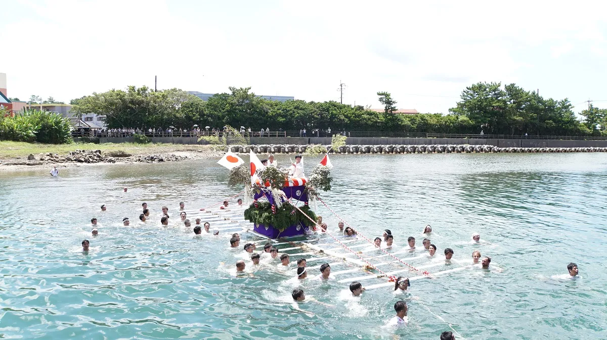 一番の見どころ、甲女川の川渡り