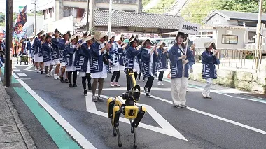 団体手踊り、Spotとともに