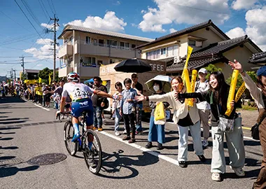 沿道はキッチンカーと観客で賑わいました（12日、大分県） 提供：ツール・ド・九州2024実行委員会
