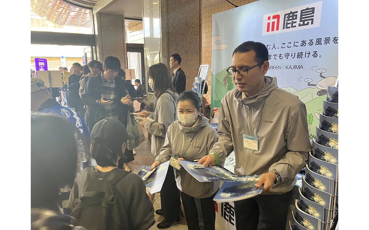 来場者に冊子やノベルティを配布