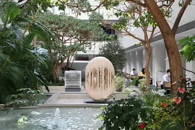 鹿島KIビルアトリウムに展示された彫刻作品