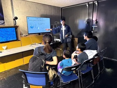 「ルナグラス」について説明する社員