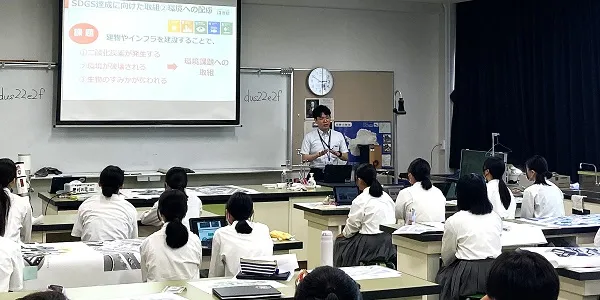 杉本副主任研究員の講義風景