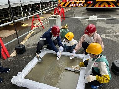 図版:左官体験中の親子