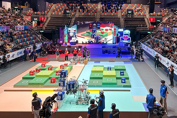 図版：2台のロボットの連携が勝敗を左右する競技