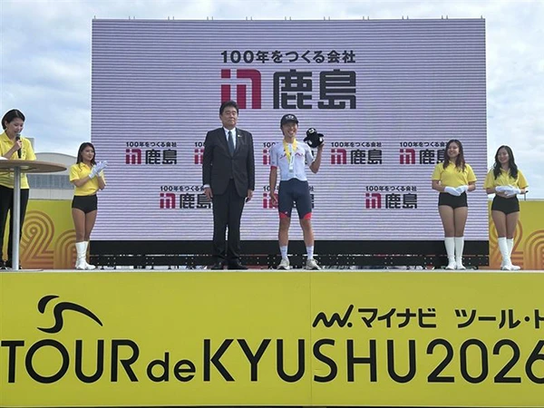 図版:表彰式でプレゼンターを務める桐生社長