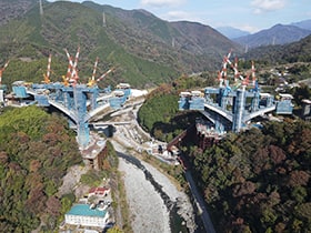 図版：新東名高速道路　河内川橋工事