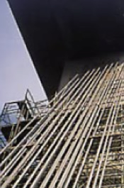 図版：断熱材で被覆した斜吊材設置状況