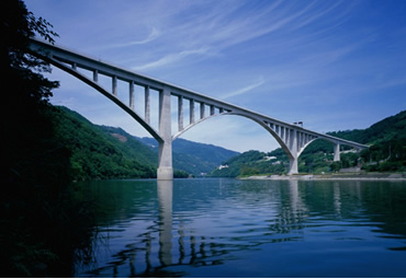 図版：池田へそっ湖大橋（完成写真）