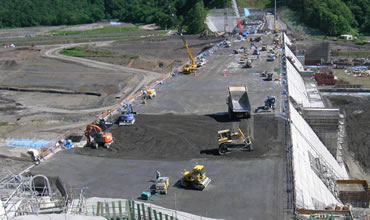 図版：世界初の台形CSGダム　当別ダムの施工