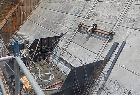 図版：吊り下げ式ウォータージェットによる既設堤体の削り取り（笠堀ダム）