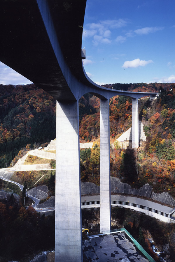 図版：東海北陸自動車道　鷲見橋（岐阜県1998 年竣工）