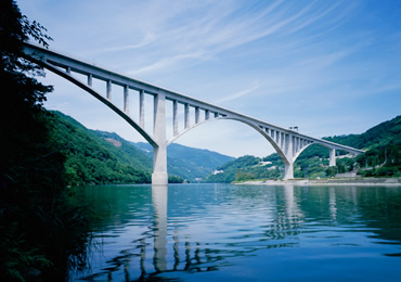 図版：徳島自動車道　池田へそっ湖大橋（徳島県2000年竣工）