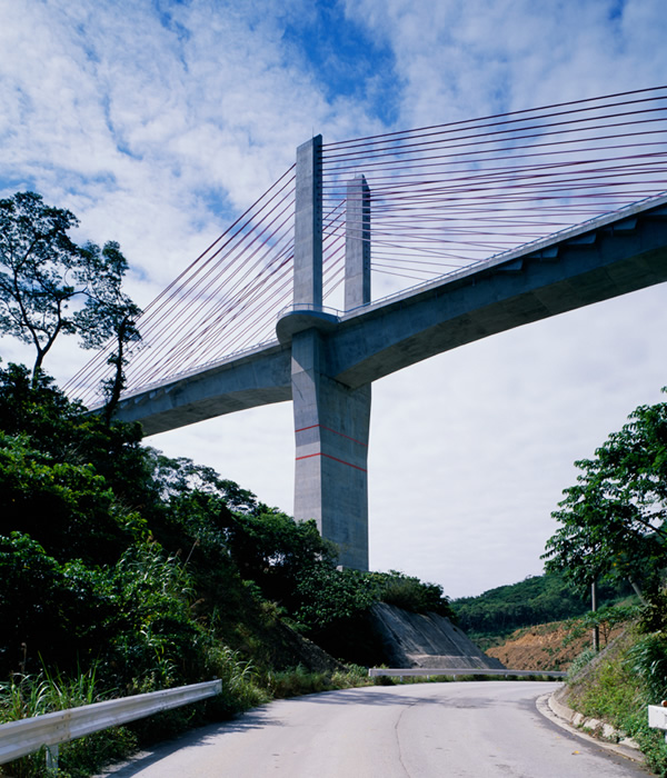 図版：羽地ダム湖水橋（沖縄県2000年竣工）