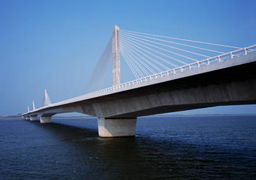 図版：新名神高速道路　木曽川橋（岐阜県2001年竣工）