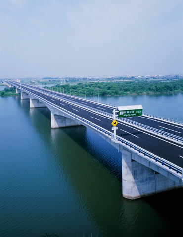 図版：日本海東北自動車道　阿賀のかけはし（新潟県2002年竣工）