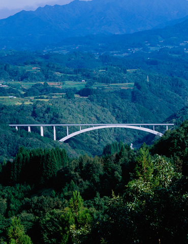 図版：国見大橋（宮崎県2003年竣工）