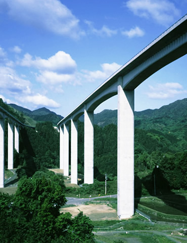 図版：新名神高速道路　池山高架橋上り線（三重県2007年竣工）