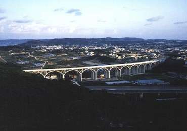 図版：南風原高架橋（沖縄県1996年竣工）