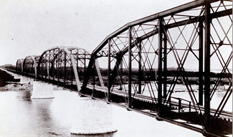 図版：阿賀野川橋梁（新潟県1911年竣工）