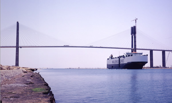 図版：スエズ運河橋（エジプト2001年竣工）