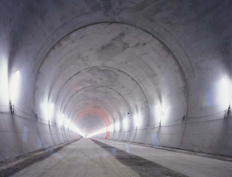 図版：東北新幹線　八甲田トンネル（青森県2006年竣工）