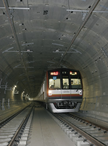 図版：東京メトロ副都心線　渋谷～明治神宮前（東京都2006年竣工）（写真提供：東京地下鉄）