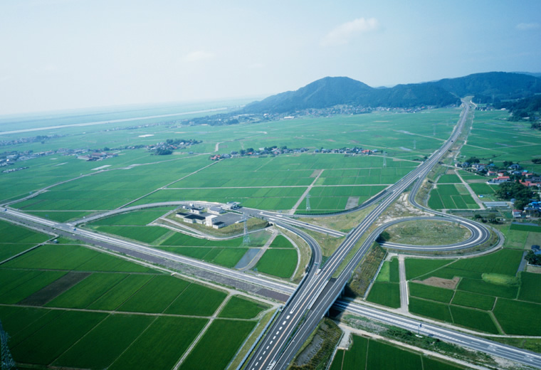 図版：秋田自動車道　五城目八郎潟インターチェンジ（秋田県2002年竣工）