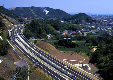 図版：四国横断自動車道　大代工事（徳島県2002年竣工）