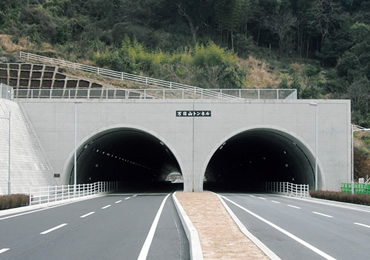 図版：万日山トンネル（熊本県2011年竣工）