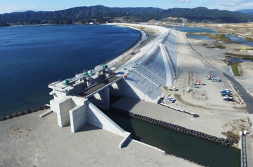 図版：浜田川水門（ドローンによる撮影）