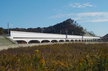 図版：盛土部と接続する高架橋