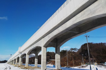 図版：雪化粧した高架橋