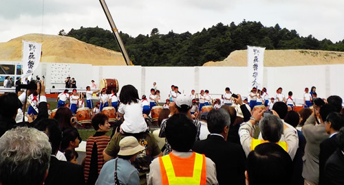 図版：開通を祝うイベントで披露された野蒜小学校の児童による太鼓の演奏