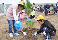 図版：地元の小学生らが完成記念植樹