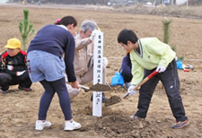 図版：地元の小学生らが完成記念植樹