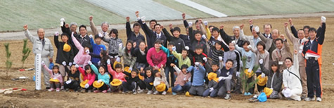 図版：地元の小学生らが完成記念植樹