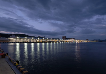 図版：南側全景（夜景）