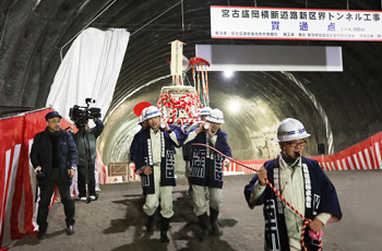 図版：法被を纏った工事関係者による樽神輿の行脚